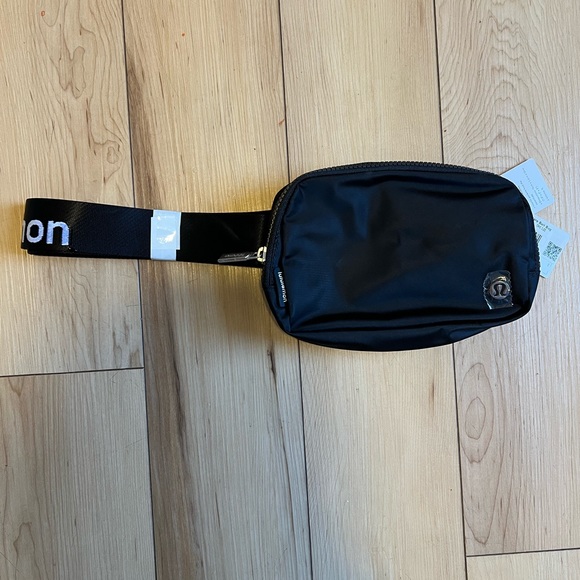 lululemon athletica Bags Lululemon Everywhere Belt Bag In Black